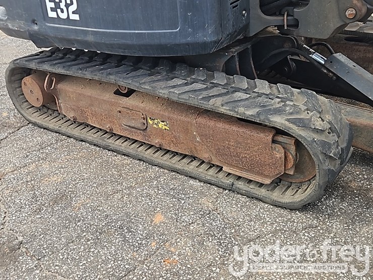 2016-bobcat-e32-image-21