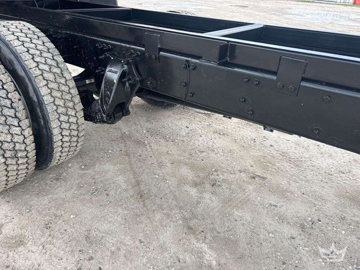 2021-freightliner-m2-106-image-21