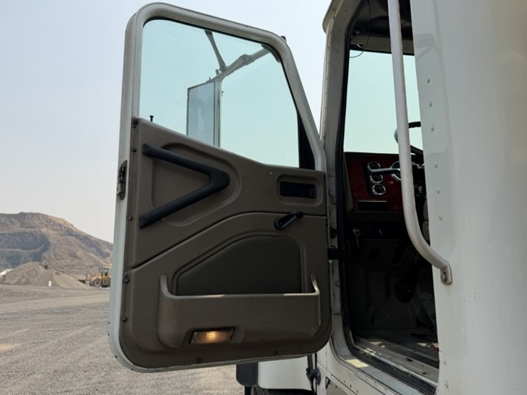 2004-international-5500i-t/a-truck-tractor-image-30
