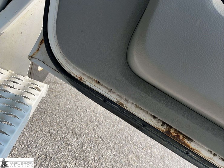2014-ford-cargo-image-31