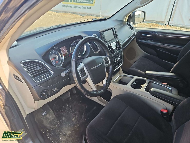 2014-chrysler-town-&-country-image-22