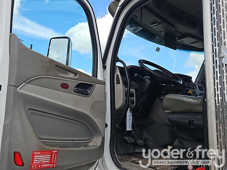 2018-peterbilt-567-image-29