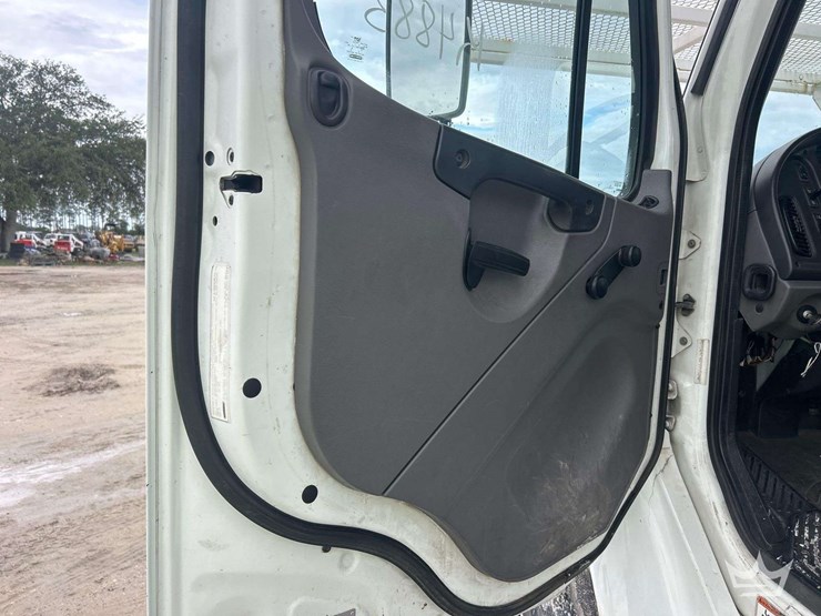 2016-freightliner-m2-106-image-20