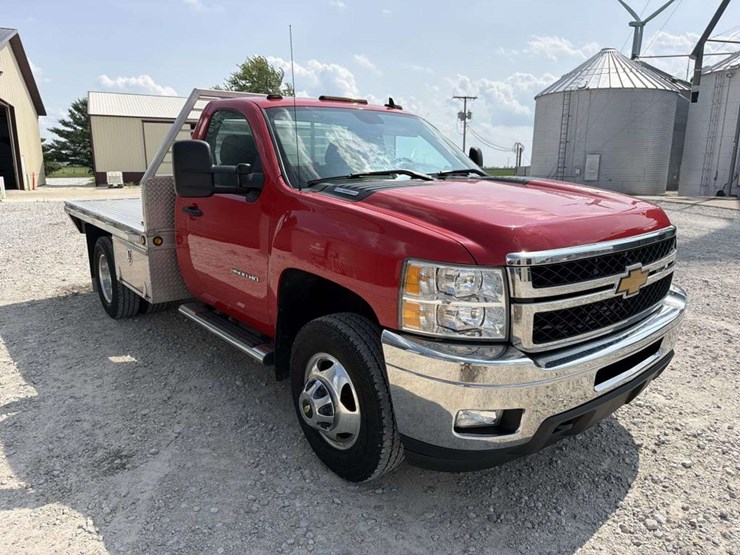 2013-chevrolet-3500-image-6