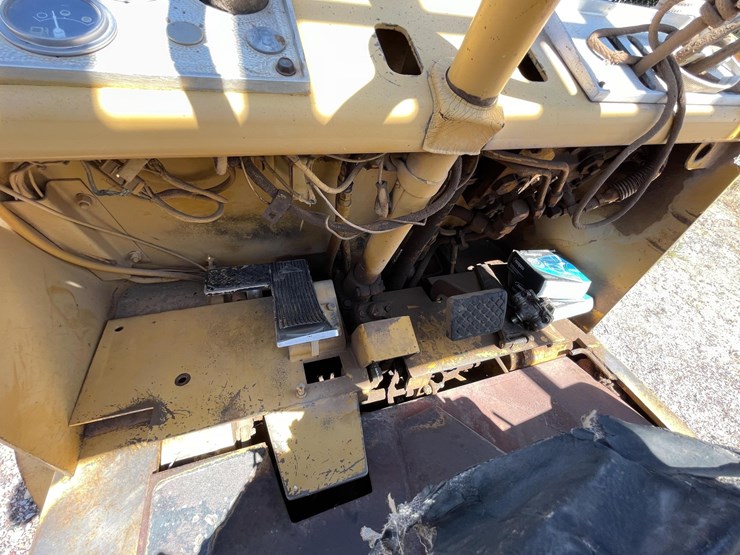 #2002-•-v30b-forklift-image-29