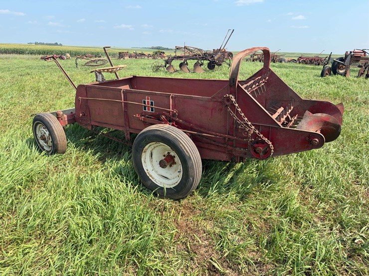international-harvester-horse-drawn-manure-spreader-image-2