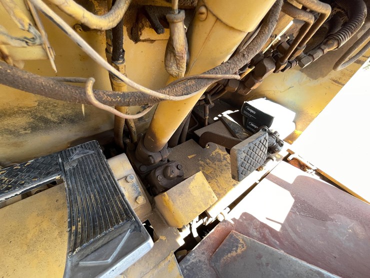 #2002-•-v30b-forklift-image-30