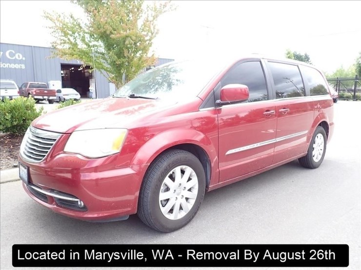 2014-chrysler-town-&-country-image-1