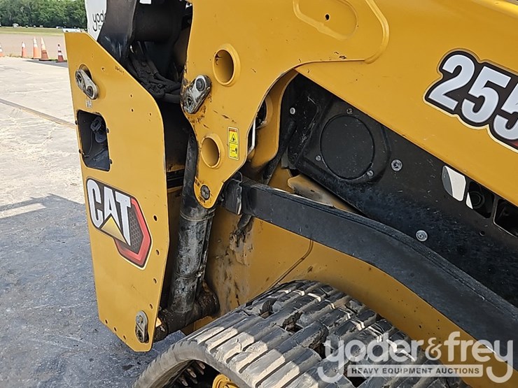 2025-caterpillar-255-image-11