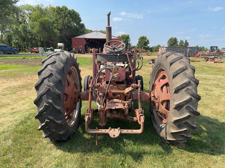 farmall-340-gas-with-loader-image-4