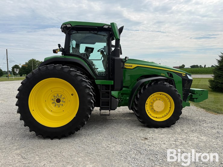 2025-john-deere-8r-250-image-4