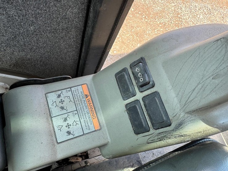 2006-bobcat-341g-image-29