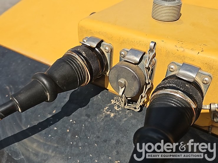 2015-caterpillar-d5k2-lgp-image-29