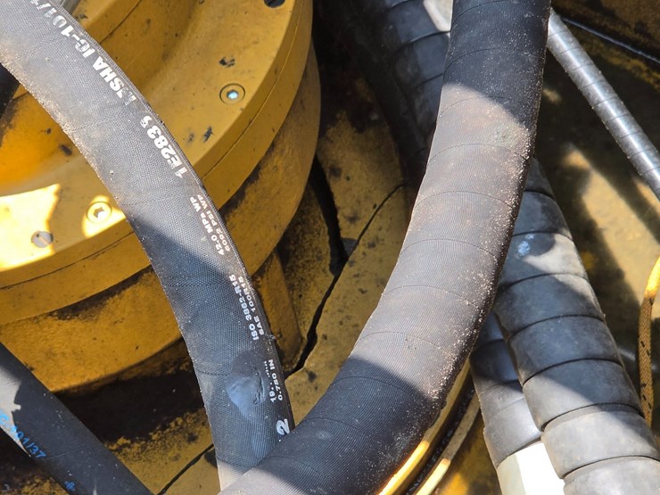 2023-caterpillar-374-image-29