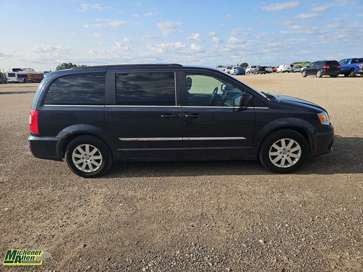 2014-chrysler-town-&-country-image-8