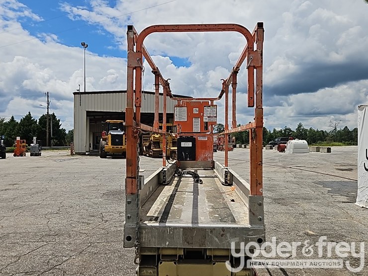 2015-jlg-2630es-image-17