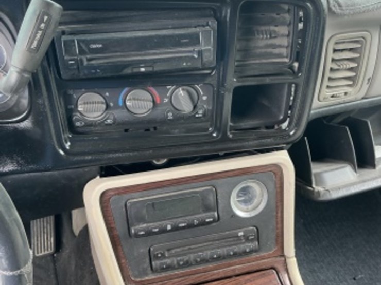 2000-chevrolet-suburban-image-16