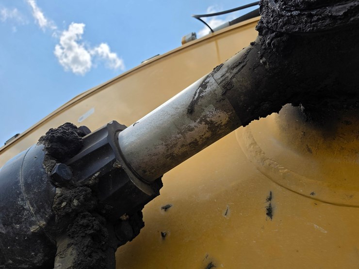 2023-caterpillar-374-image-98