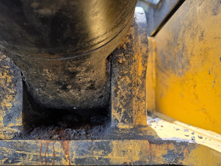 2023-caterpillar-374-image-89