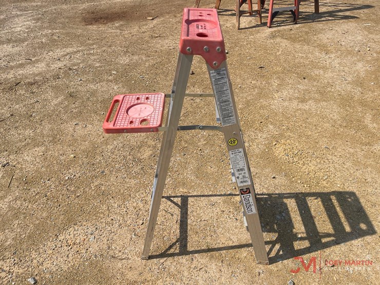 4'-aluminum-folding-step-ladder-image-3