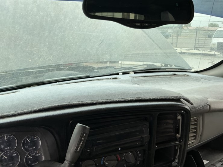 2000-chevrolet-suburban-image-15