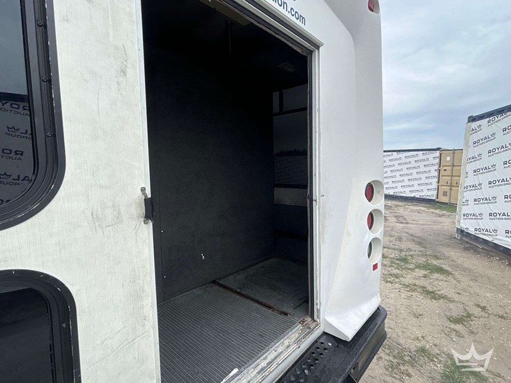 2011-ford-e450-image-32