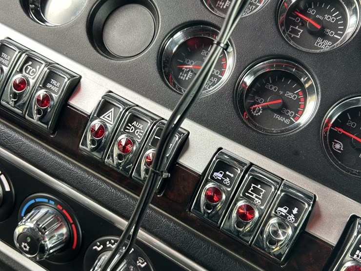 2025-kenworth-w900-image-64