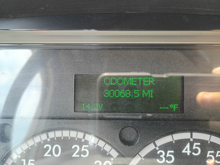 2013-freightliner-m2-106-image-77