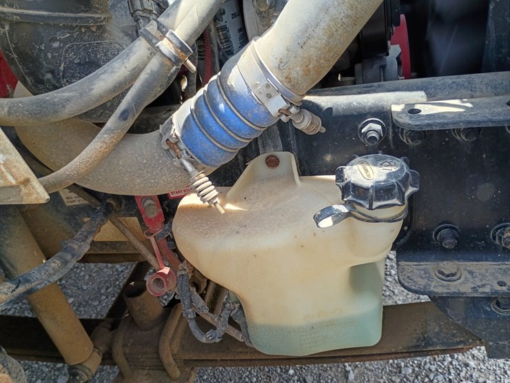 2013-freightliner-m2-106-image-31