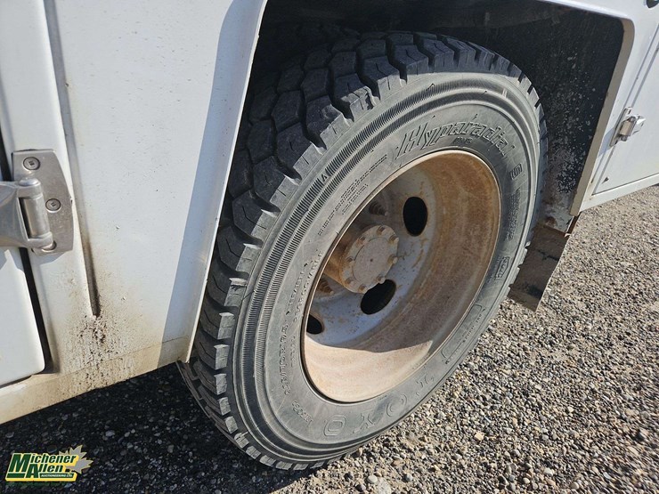 2013-ford-f550-image-36