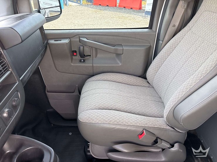 2017-chevrolet-express-2500-image-19
