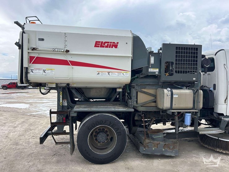 2019-freightliner-m2-106-image-13
