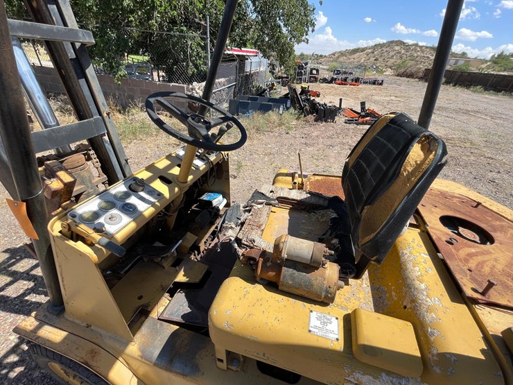 #2002-•-v30b-forklift-image-24