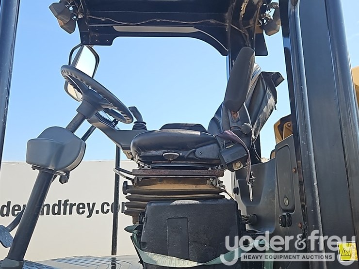 2018-caterpillar-cs54b-image-25