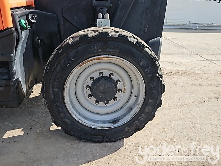2018-jlg-742-image-16