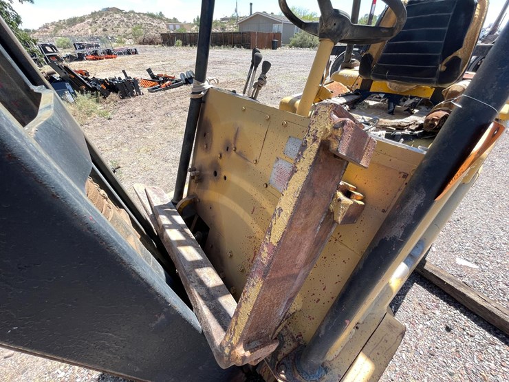 #2002-•-v30b-forklift-image-15