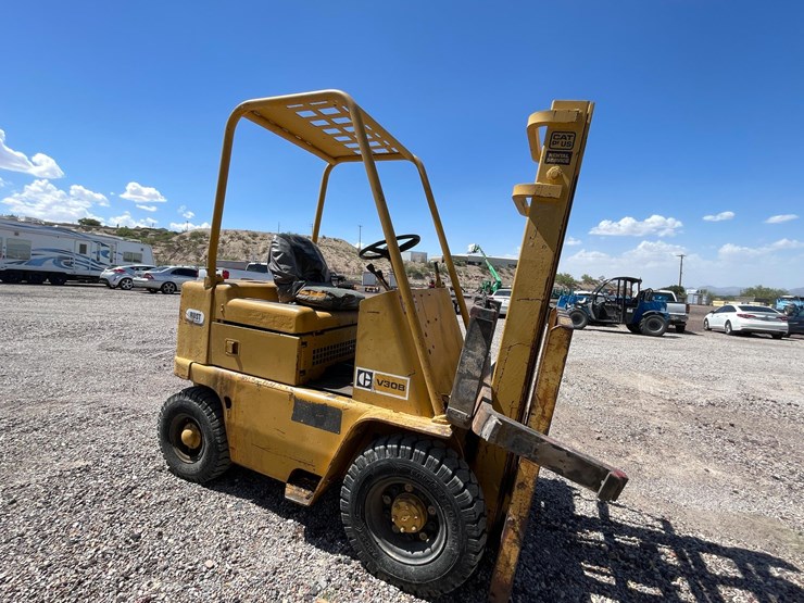 #2001-•-v30b-forklift-image-51