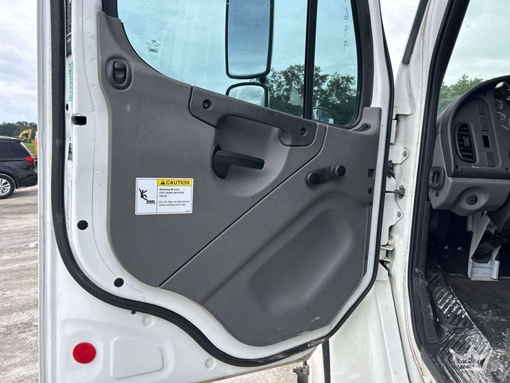 2019-freightliner-m2-106-image-37