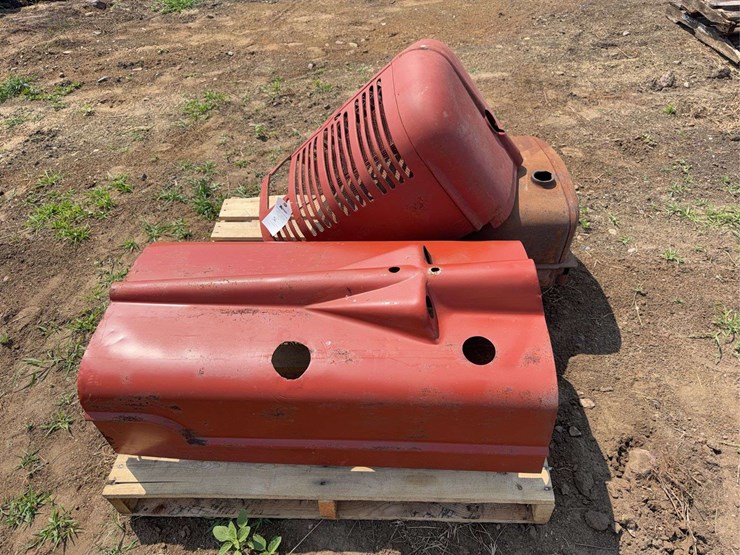 farmall-grille,-hood,-and-fuel-tank-image-1