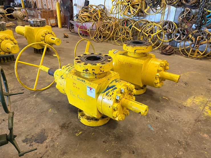 (2x$)-7-1/16”-10k-frac-valves-image-1