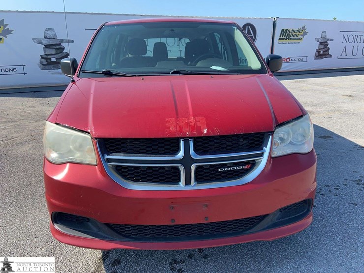 2013-dodge-grand-caravan-sxt-image-2