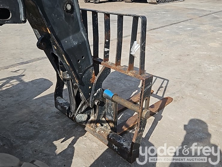 2018-jlg-742-image-12