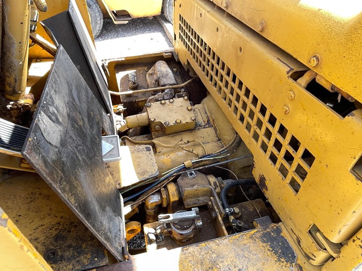 #2001-•-v30b-forklift-image-29