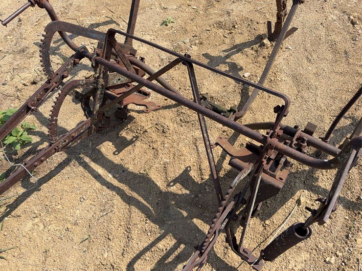 international-harvester-221-mounted-cultivator-image-16