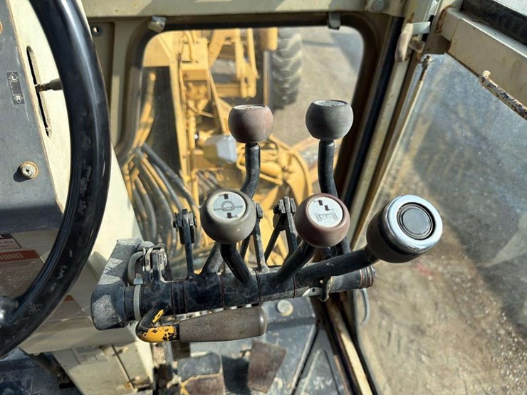 komatsu-grader-gd615a-image-21