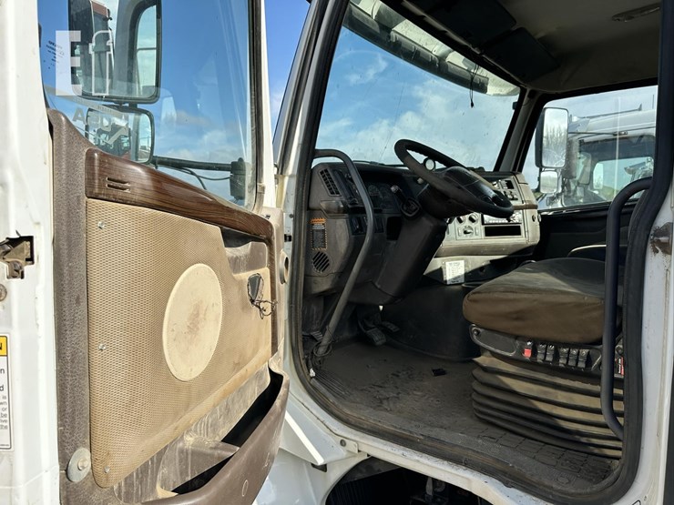 2014-volvo-vhd84ft200-image-46