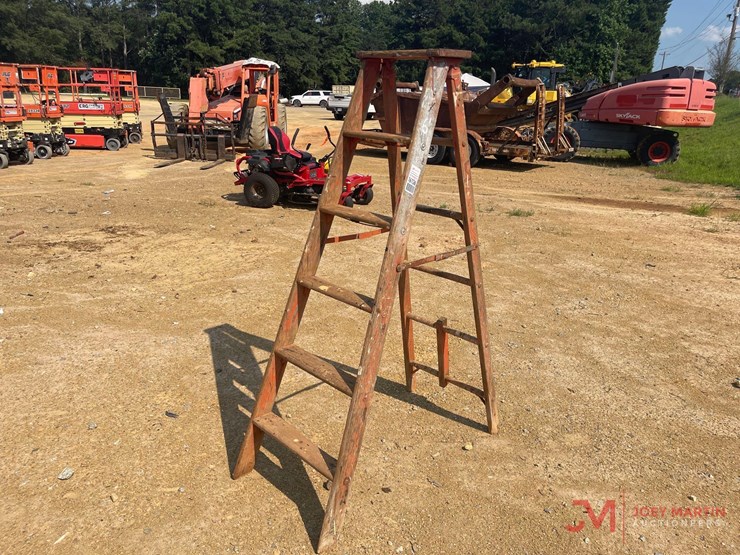 6'-wooden-folding-step-ladder-image-3