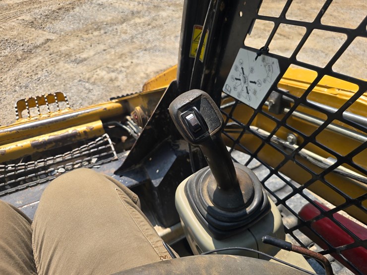 2013-caterpillar-289c2-image-46