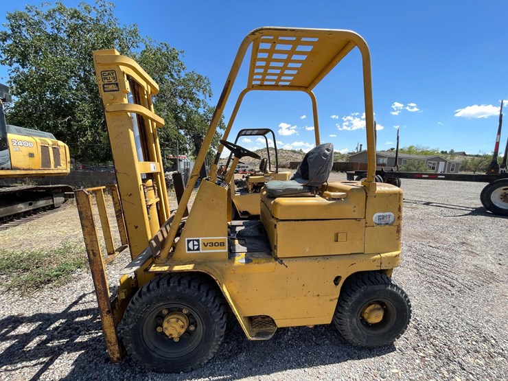 #2001-•-v30b-forklift-image-19