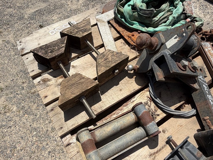 #1613-•-pallet-of-misc-items,-hitch-with-camper-sway-kit-image-6